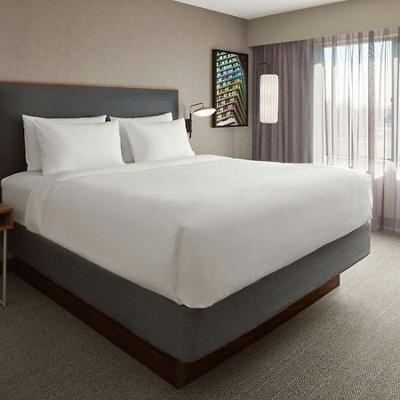 คอร์ตยาร์ด บาย แมริออท มิสซิสซอกา-แอร์พอร์ต คอร์ปอเรท เซ็นเตอร์ เวสต์ Hotel ภายนอก รูปภาพ