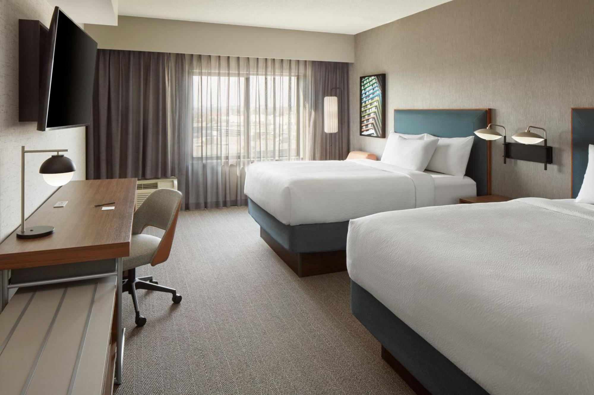 คอร์ตยาร์ด บาย แมริออท มิสซิสซอกา-แอร์พอร์ต คอร์ปอเรท เซ็นเตอร์ เวสต์ Hotel ภายนอก รูปภาพ