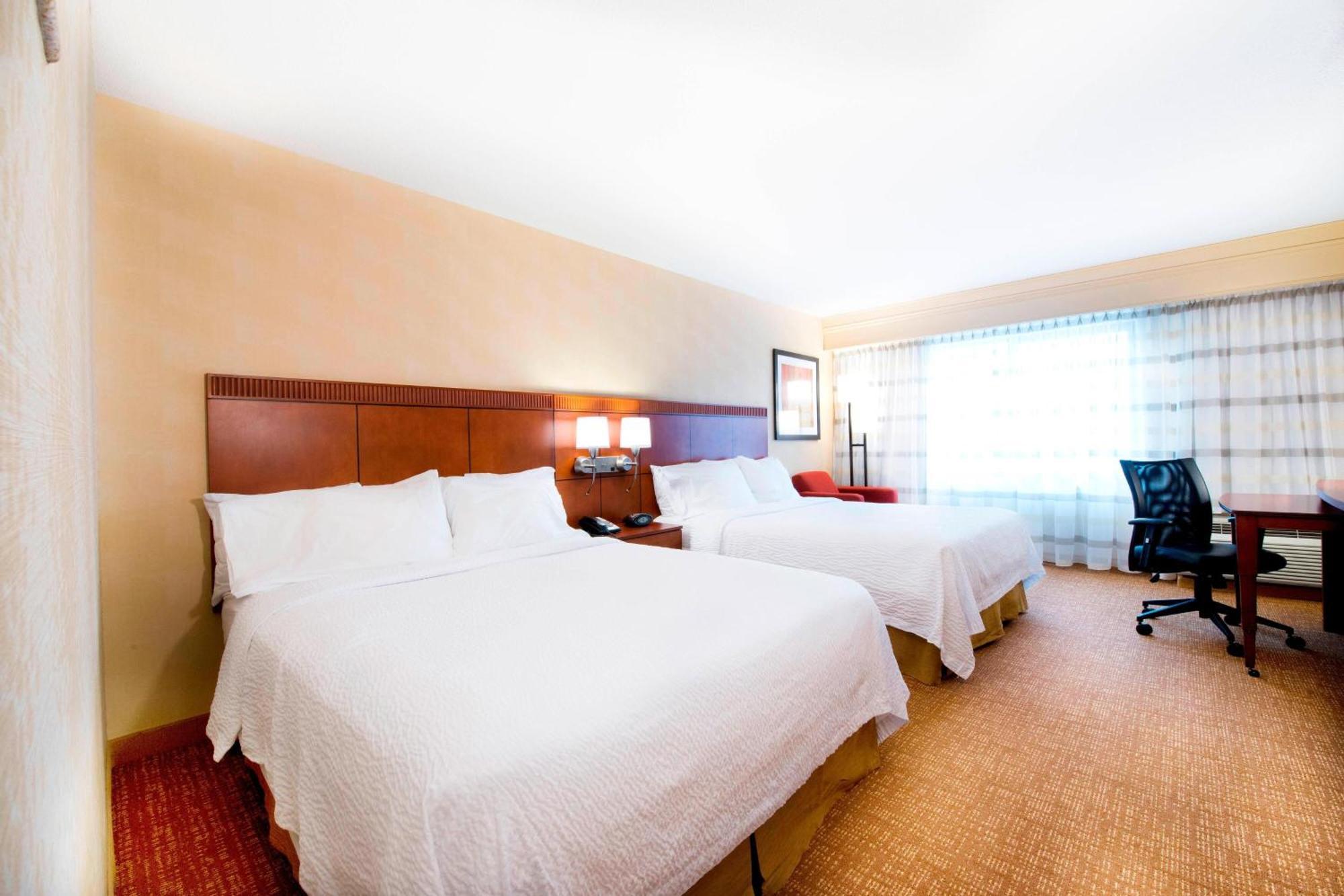 คอร์ตยาร์ด บาย แมริออท มิสซิสซอกา-แอร์พอร์ต คอร์ปอเรท เซ็นเตอร์ เวสต์ Hotel ภายนอก รูปภาพ