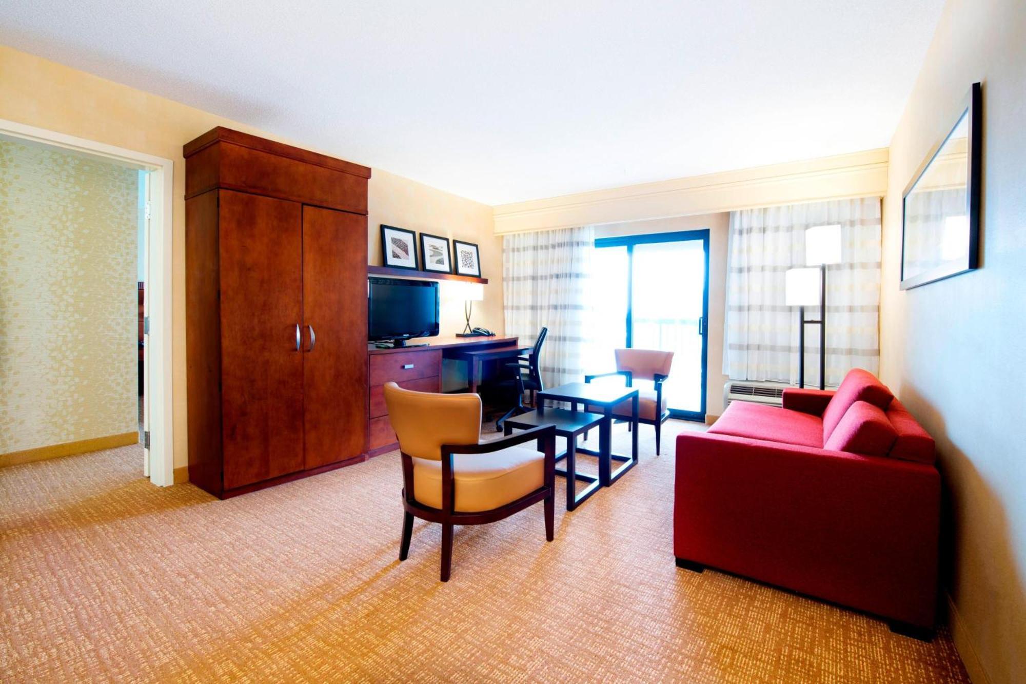 คอร์ตยาร์ด บาย แมริออท มิสซิสซอกา-แอร์พอร์ต คอร์ปอเรท เซ็นเตอร์ เวสต์ Hotel ภายนอก รูปภาพ