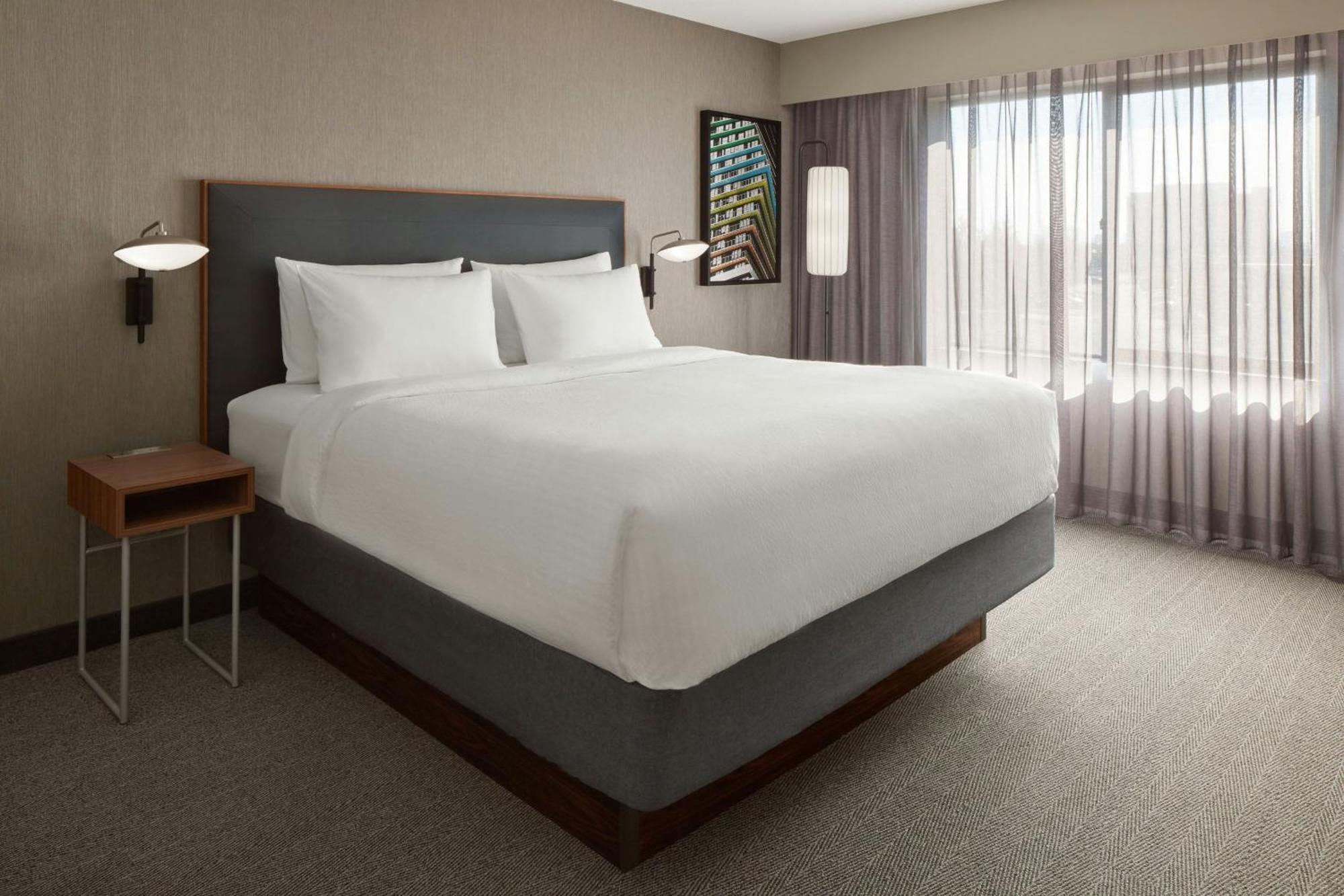 คอร์ตยาร์ด บาย แมริออท มิสซิสซอกา-แอร์พอร์ต คอร์ปอเรท เซ็นเตอร์ เวสต์ Hotel ภายนอก รูปภาพ
